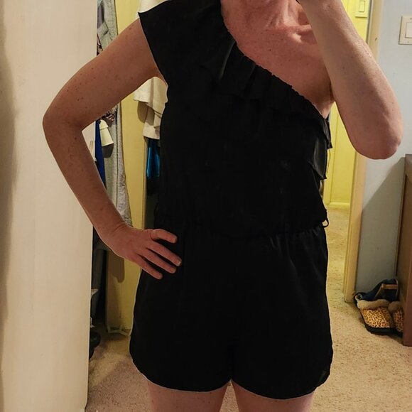 CUTE AND FUN UPSCALE BLACK ROMPER WITH RUFFLED SHOULDER~ - Picture 3 of 11
